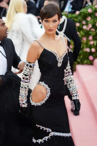 Vào năm ngoái, Bella Hadid trở thảnh tâm điểm khi diện váy tông đen gợi cảm cùng chi tiết đính pha lê sang trọng đúng chủ đề giúp cô lọt danh sách những sao nữ đẹp nhất tại Met Gala 2019.