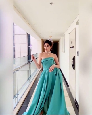Hoa hậu Khánh Vân hóa Cô tiên xanh đi đổ rác, fan phát hiện điều bất thường ở ngay chiếc váy cổ tích ảnh 1