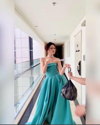 Hoa hậu Khánh Vân hóa Cô tiên xanh đi đổ rác, fan phát hiện điều bất thường ở ngay chiếc váy cổ tích ảnh 2