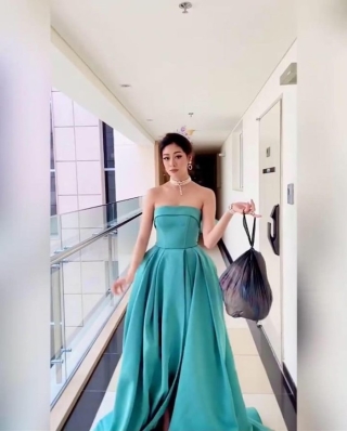 Hoa hậu Khánh Vân hóa Cô tiên xanh đi đổ rác, fan phát hiện điều bất thường ở ngay chiếc váy cổ tích ảnh 3