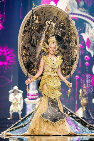 Thái Lan luôn khiến bạn bè thế giới phải thán phục trước những bộ trang phục dân tộc tinh xảo, tỉ mỉ. Thông qua những thiết kế màu vàng óng ánh đặc trưng của xứ sở chùa vàng.