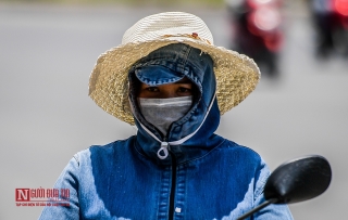 Tin nhanh - Hà Nội nắng nóng gay gắt, người dân hóa 'ninja” xuống phố (Hình 3).