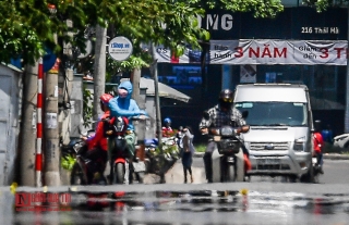 Tin nhanh - Hà Nội nắng nóng gay gắt, người dân hóa 'ninja” xuống phố (Hình 11).