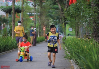 Môi trường - Người dân thích thú với phố đi bộ mới xanh mát tại Hà Nội giữa những ngày oi bức (Hình 10).
