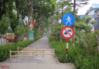 Môi trường - Người dân thích thú với phố đi bộ mới xanh mát tại Hà Nội giữa những ngày oi bức