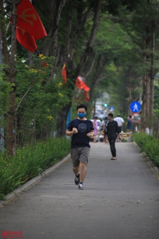 Môi trường - Người dân thích thú với phố đi bộ mới xanh mát tại Hà Nội giữa những ngày oi bức (Hình 5).