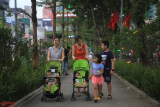 Môi trường - Người dân thích thú với phố đi bộ mới xanh mát tại Hà Nội giữa những ngày oi bức (Hình 7).