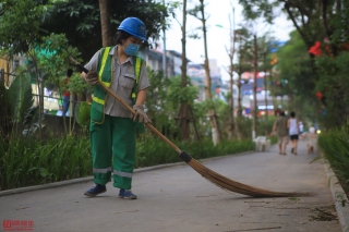 Môi trường - Người dân thích thú với phố đi bộ mới xanh mát tại Hà Nội giữa những ngày oi bức (Hình 13).