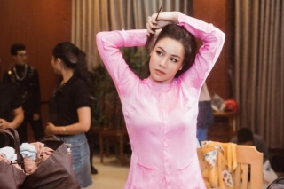 Nhật Kim Anh cũng cùng chung ý tưởng chọn áo bà ba sắc hồng để khiến mình trẻ trung hơn.
