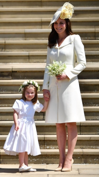Công nương Anh Kate Middleton trong bộ đồ trắng thanh khiết khi tham gia lễ cưới của Mgehan Markle và Hoàng tử Harry. Cô diện nguyên set đồ trắng thanh khiết cùng thiết kế mũ được làm riêng bởi Philip Treacy