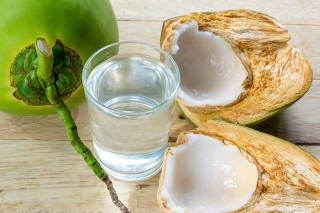 Dù có thích mê nước dừa nhưng chị em cần phải biết điều này, chuyên gia chỉ rõ 4 công dụng tuyệt với của nước dừa trong ngày nắng nóng - Ảnh 2.