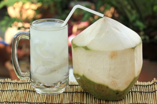 Dù có thích mê nước dừa nhưng chị em cần phải biết điều này, chuyên gia chỉ rõ 4 công dụng tuyệt với của nước dừa trong ngày nắng nóng - Ảnh 3.