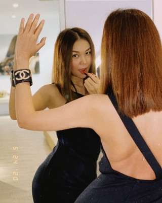Siêu mẫu Thanh Hằng khoe dáng nuột nà trong thiết kế váy ôm, người đẹp sử dụng mẫu vòng Chanel để tạo điểm nhấn.