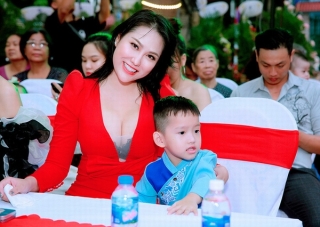 Phi Thanh Vân đưa con trai đi sự kiện tại Vũng Tàu