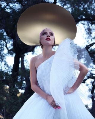 Hình ảnh mới nhất của Lady Gaga trên tạp chí với kiểu mũ đặc sắc đến từ NTK tài ba