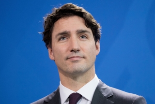 Thủ tướng Canada và cú vuốt tóc đi vào lòng người: Tút lại vẻ phong độ, quyến rũ chỉ sau 1 nốt nhạc! - Ảnh 1.