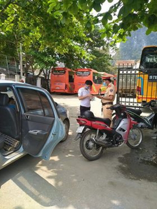 Phát hiện tài xế chở khách từ Hà Nội về Nghệ An bất chấp lệnh cấm - Ảnh 1.