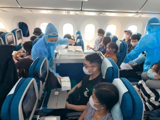 Gần 300 công dân Việt Nam ở Nhật Bản về nước trên chuyến bay Vietnam Airlines - Ảnh 3.
