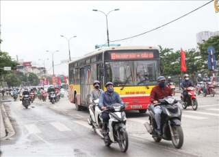 Xe buýt hoạt động trở lại trên 104 tuyến ở Hà Nội - Ảnh 1.