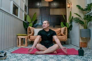 Bác sĩ đang gây sốt với bài hướng dẫn yoga bá đạo: Tưởng lạ hóa ra học trò tăng động của Thu Minh - Ảnh 1.