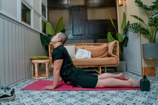 Bác sĩ đang gây sốt với bài hướng dẫn yoga bá đạo: Tưởng lạ hóa ra học trò tăng động của Thu Minh - Ảnh 3.