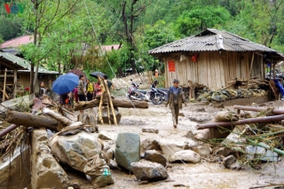 Ảnh: Dầm bùn, đội mưa nỗ lực hỗ trợ người dân khắc phục hậu quả thiên tai - Ảnh 1.