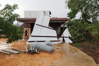 Lốc xoáy bất ngờ thổi bay hàng chục mái nhà ở Lâm Đồng - Ảnh 1.