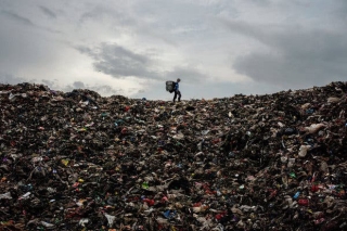 Ám ảnh những phận đời nhặt rác ở Indonesia: Thà chịu nhiễm Covid-19 còn hơn Ch?t đói - Ảnh 5.