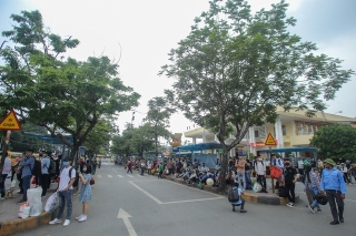  Người dân lỉnh kỉnh đồ đạc ùn ùn trở lại Thủ đô Hà Nội sau kì nghỉ lễ - Ảnh 2.