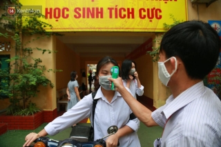 Hà Nội thông tin sức khoẻ 2 học sinh sốt, phải cách ly trong ngày đầu quay lại trường học - Ảnh 1.