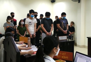 Hà Nội: Phạt tù nhóm thanh niên đua xe quanh hồ Hoàn Kiếm giữa thời gian cách ly xã hội phòng Covid-19 - Ảnh 1.