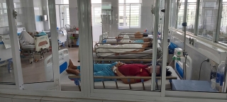 NÓNG: 135 người ở Đà Nẵng nhập viện nghi do ngộ độc thực phẩm - Ảnh 2.