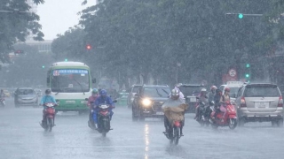 Đón không khí lạnh giữa mùa hè, Hà Nội và các tỉnh Bắc Bộ mưa dông diện rộng - Ảnh 1.