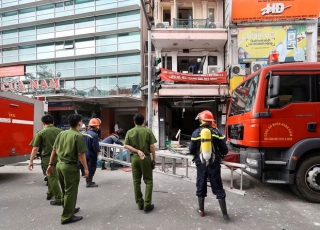 Hà Nội: Nổ bình gas kinh hoàng tại nhà hàng gà rán ở phố Cổ, 3 người nguy kịch nhập viện cấp cứu - Ảnh 3.