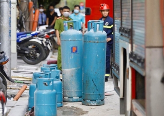Hà Nội: Nổ bình gas kinh hoàng tại nhà hàng gà rán ở phố Cổ, 3 người nguy kịch nhập viện cấp cứu - Ảnh 7.