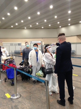 24 hành khách về nước trên chuyến bay từ Nga dương tính với SARS-COV-2, được cách ly ngay sau khi nhập cảnh - Ảnh 1.