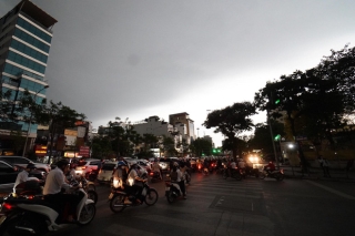 5h chiều bầu trời Hà Nội bất ngờ tối sầm, người đi đường vội vàng về nhà trong cơn mưa giờ cao điểm - Ảnh 1.
