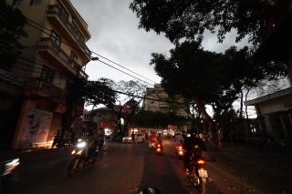 5h chiều bầu trời Hà Nội bất ngờ tối sầm, người đi đường vội vàng về nhà trong cơn mưa giờ cao điểm - Ảnh 9.