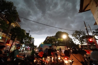 5h chiều bầu trời Hà Nội bất ngờ tối sầm, người đi đường vội vàng về nhà trong cơn mưa giờ cao điểm - Ảnh 10.