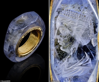 Bí ẩn gương mặt người phụ nữ đẹp tuyệt trần khắc trên chiếc nhẫn Sapphire 2.000 năm tuổi của vị hoàng đế La Mã ham mê sắc dục - Ảnh 1.
