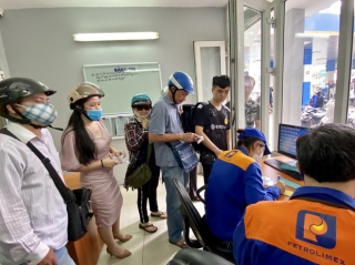 Người dân Hà Nội xếp hàng mua bảo hiểm xe máy - Ảnh 1.