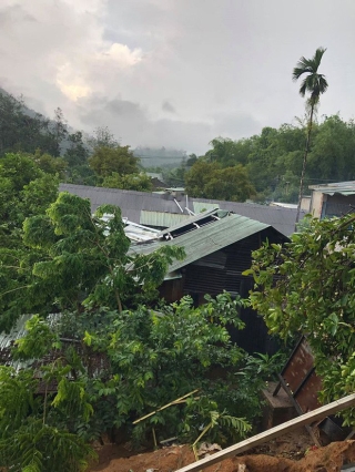 Quảng Nam: Mưa dông kèm lốc xoáy khiến nhiều nhà dân bị tốc mái - Ảnh 1.