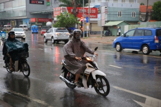  Toàn TP HCM bất ngờ xuất hiện mưa ngâu xua tan oi bức - Ảnh 2.