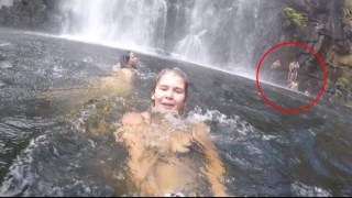 Đi chơi ở thác nước, cô gái cầm máy ghi hình kỉ niệm nhưng tình cờ quay được vụ T*i n*n phía sau và khoảnh khắc cuối đời của một người - Ảnh 1.