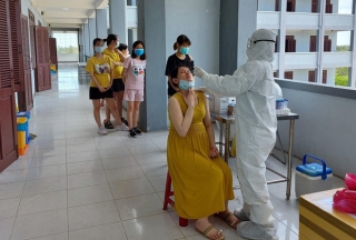 Hàng trăm thai phụ từ Đài Loan về Việt Nam cách ly: Mừng rơi nước mắt - Ảnh 1.