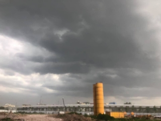 Mây đen giăng kín bầu trời, Hà Nội mưa giông giải nhiệt sau đợt nắng nóng kinh hoàng - Ảnh 6.