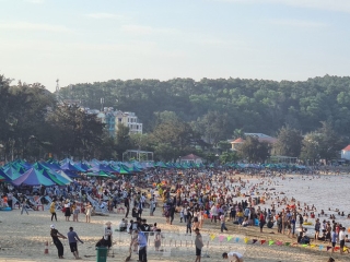 Nghìn người chen nhau tắm biển Đồ Sơn sau chuỗi ngày giãn cách xã hội - Ảnh 11.