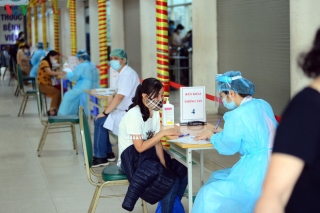 Ảnh: Người dân đổ về Bệnh viện Bạch Mai khám bệnh sau thời gian cách ly - Ảnh 13.