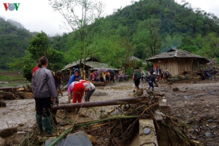Ảnh: Dầm bùn, đội mưa nỗ lực hỗ trợ người dân khắc phục hậu quả thiên tai - Ảnh 14.