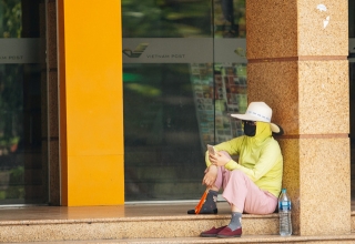 Nhiệt độ ngoài đường tại Hà Nội lên tới 50 độ C, người dân trùm khăn áo kín mít di chuyển trên phố - Ảnh 14.
